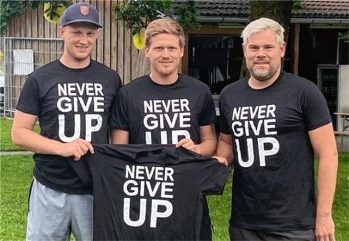 Abteilungsleiter Stefan Sollinger, Spieler Christian Will und Trainer Florian Dirscherl vom ASV Au (von links) präsentieren das Shirt zur Heimspiel-Aktion. Foto ASV Au