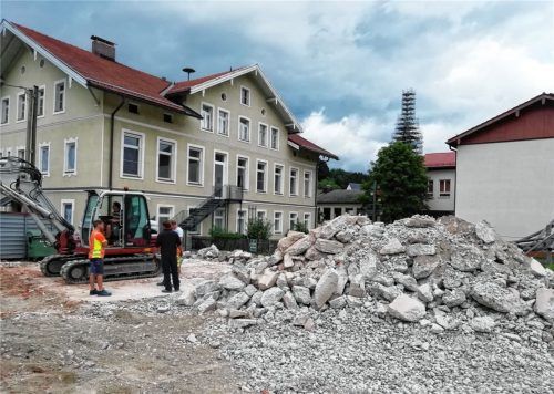 Als erste vorbereitende Arbeit für den Neubau der Schulsporthalle wurden die Garagen und Lagerräume des Bauhofs am Josef-Pertl-Weg abgerissen. Foto Rehberg