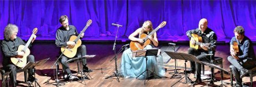 Am Ende spielte Julia Malischnig (Mitte) mit allen vieren: (von links) Zoran Duki, Petrit Çeku, Thomas Fellow und Reentko. Foto Janka