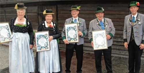 Am Trachtenjahrtag der Rohrdorfer Trachtler ernannte der Vorsitzende Rupert Wagner (rechts) neue Ehrenmitglieder: (von links) Anna Hausstetter, Barbara Brandmaier, Peter Fortner und Anton Wufka.Foto re