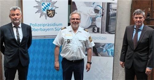 Amtsübergabe in kleinem Kreis: Der scheidende Kripochef Christian Schuster, Polizeipräsident Robert Kopp und der neue Mann an der Spitze, Volker Umstätter (von links). Foto  Polizei