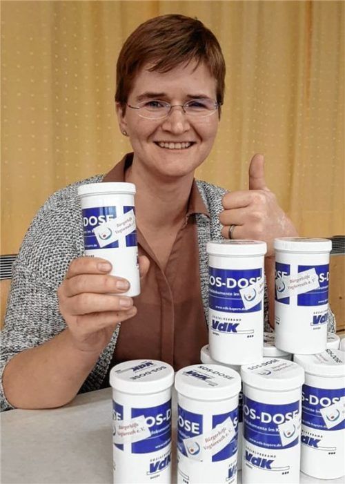 Andrea Gartner, Beirätin im Vorstand der Bürgerhilfe, erklärt die SOS-Dosen, die Leben retten können.Foto re