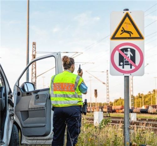 Anlässlich der Sommerferien warnt die Bundespolizei Kinder und Jugendliche davor, Bahngleise als Abenteuerspielplatz zu missbrauchen. Der Aufenthalt auf den Gleisen oder in der Nähe der Oberleitungen könne tödlich enden. Foto Bundespolizei