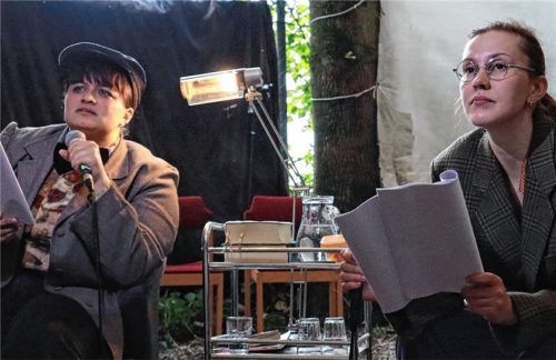 Annika Roth (links) und Sophie Canal schlüpften in die Rolle der selbstsicheren Machos. Foto re