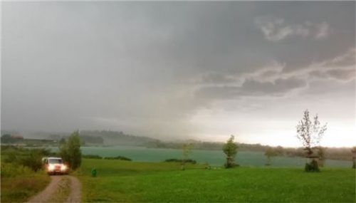 Auch am Höglinger Weiher war der aufziehende Sturm durch dunkle Wolken erkennbar. Foto Wasserwacht