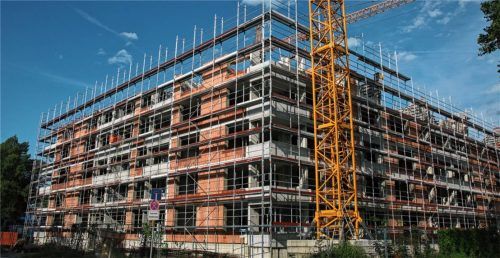 Auch eines der neuen Gebäude an der Rosenheimer Lena-Christ-Straße soll bezahlbaren Wohnraum bieten, der in Rosenheim rar gesät ist. Die Stadt Berlin hat deswegen beschlossen, die Umwandlung von Miet- in Eigentumswohnungen in vielen Fällen von einer Genehmigung abhängig zu machen. Foto Kirschner