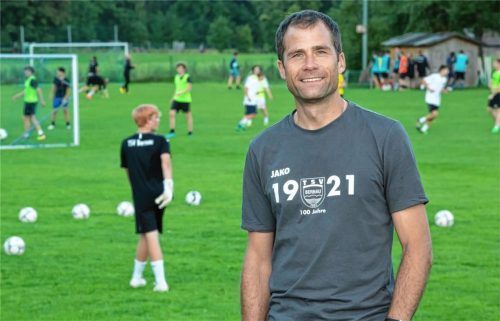 Auch im Jubiläumsjahr leitet Donat Steindlmüller die Geschicke der Fußballabteilung im TSV Bernau. Fotos Berger