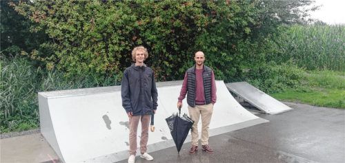 Auch im Regen stolz auf ihr Projekt: Bauzeichner Lukas Kaplitz (links) und Ingenieur Markus Fritsch vor der neuen Steilrampe, dem sogenannten Quarter, im Kolbermoorer Skatepark. Fotos Sautter