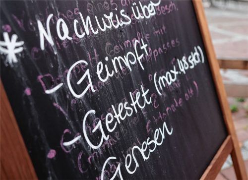 Auch in Rosenheim gilt seit Samstag, wie in ganz Bayern, die 3G-Regel. Wer die Innengastronomie besuchen will, braucht einen Nachweis über die vollständige Impfung, die Genesung von einer Covid-19-Erkrankung oder einen negativen Test auf das Virus. Foto dpa