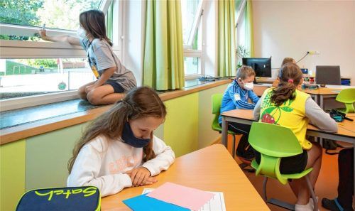 Auch mit Luftreinigungsgeräten muss in den Klassenzimmern regelmäßig gelüftet werden. In der Franziska-Hager-Grund- und Mittelschule erfüllt die bestehende Lüftungsanlage alle Kriterien. 16 Geräte werden für die anderen Einrichtungen in der Marktgemeinde Prien angeschafft. Foto Berger