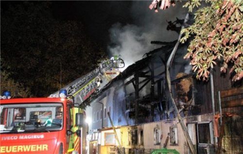 Auch von der Drehleiter aus kämpfte die Feuerwehr gegen die Flammen.