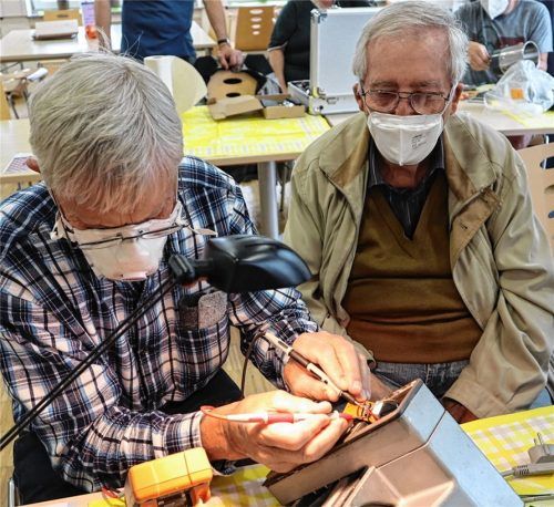 Auf der Suche nach der Fehlerquelle: Michael Diegelmann (links) und Helmut Stollmayer versuchen, die Brotschneidemaschine wieder zum Laufen zu bringen. Foto Seeberg