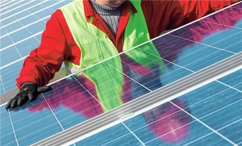 Auf immer mehr Hausdächern finden sich Fotovoltaik-Anlagen. Die Sorge, dass damit ein erhöhtes Brandrisiko verbunden ist, ist laut Experten unbegründet. Foto Patrick Pleul/dpa