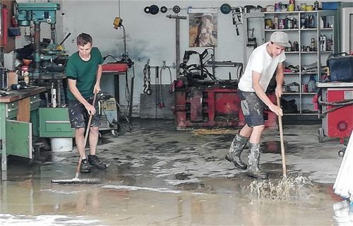 Aufräumen nach dem Hochwasser: Den Ort Götting traf es bei den jüngsten Unwettern besonders hart. Foto Sautter