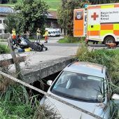 Fahrzeug ins Bachbett geschleudert