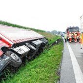Lkw stürzt auf Autobahn ins Bankett