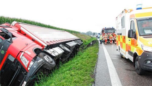 Aus noch ungeklärter Ursache kippte ein slowenischer Lkw gestern Nachmittag auf der Autobahn übers Straßenbankett um.Foto Reisner