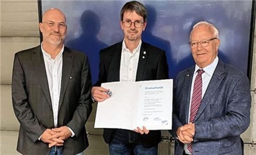 Ausgezeichnet: Andreas Bensegger (Mitte) mit Christian Klotz (links), dem Vorsitzenden des Bund der Selbständigen Oberbayern-Süd-Ost, sowie Anton Heindl, dem Vorsitzenden des Gewerbeverbands Rosenheim.Foto re
