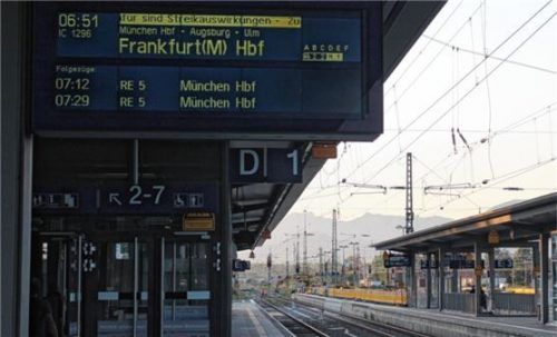 Auswirkungen des Lokführer-Streiks machten sich am Bahnhof Rosenheim am Mittwochmorgen nur im Fernverkehr bemerkbar. Der Regionalverkehr war – mit Ausnahme in Richtung Mühldorf – nicht betroffen.Foto hadersbeck