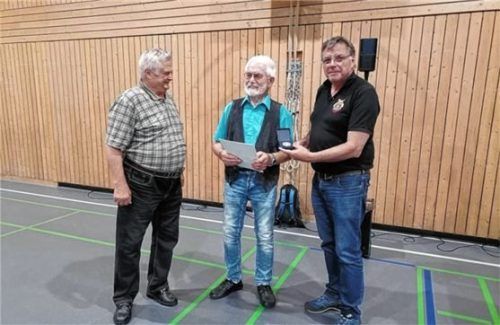 Auszeichnung mit der Ehrennadel in Diamant des Musikbundes von Ober- und Niederbayern für Helmut Gradl (Mitte) durch den Vorsitzenden der Musikkapelle Kiefersfelden, Werner Schroller (rechts), und Hubert Fuchs. Foto Hoffmann