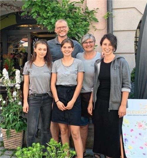 Bedanken sich bei ihren Stammkunden für die vergangenen Jahre: (von links) Veronika Weber, Markus Pütz, Ronja Pütz, Heidi Pütz und Kathrin Nirschl. Fotos Schlecker/privat