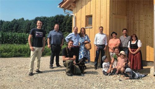 Bei der Besichtigung der neuen Schutzhütte waren (hinten, von links) Anton Görgmayr, Christian Schneider, Ortholf und Giulia von Crailsheim, Konrad Linner, Claudia Golder, Simon und Frieda Hilger sowie (vorne, von links) Tristan Scharf und Vroni Meisl mit einigen Kindergartenkindern begeistert von dem Ergebnis.Foto  Auer