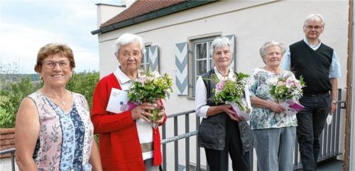 Bei der Ehrung: (von links) Vorsitzende Helga Manstetter ehrte Anni Galneder, Irmgard Fürstenberger und Rosalie Rauscher für 40 Jahre im Frauenbund. Dazu gratulierte auch der geistliche Beirat, Pater Jacek Styrczula. Es fehlt: Marianne Lanzinger, die ebenfalls seit 40 Jahren Mitglied ist. Foto Bachmaier