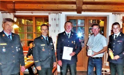Bei der Jahresversammlung der Feuerwehr Grainbach: (von links) Kreisbrandinspektor Martin Gruber, Kreisbrandrat Richard Schrank, Andreas Ramsauer (40. Dienstjubiläum), Bürgermeister Georg Huber und Kommandant Peter Heiß. Foto Hötzelsperger