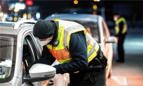 Bei der Kontrolle des Mannes an der Grenze bei Kiefersfelden waren die Beamten die massiven Schäden am Fahrzeug aufgefallen. Foto dpa