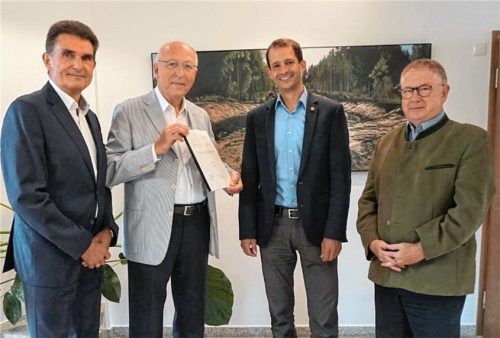 Bei der Übergabe der Studie: (von links) Stadtdirektor Michael Keneder, „Gesundheitsbotschafter“ Professor Dr. Dieter Benatzky, Oberbürgermeister Andreas März und Wirtschaftsdezernent Thomas Bugl. Foto Stadt Rosenheim