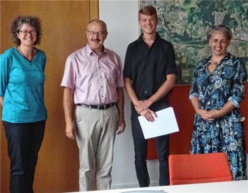 Bei der Übergabe der Urkunde für eine sehr gute Leistung: (von Links) Geschäftsleiterin Elisabeth Kalenberg, Bürgermeister Peter Kloo, Maximilian Hutter und Ausbildungsleitung Petra Niklas. Foto Stadtmarketing