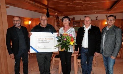 Bei der Übergabe des „Goldenen Meisterbriefs“: (von links) Stellvertretender Obermeister Franz Niedermaier, Rudolf und Marianne Pichlmeier, Obermeister Josef Berghammer und der Geschäftsführer der Kreishandwerkerschaft, Markus Saller. Foto Maier