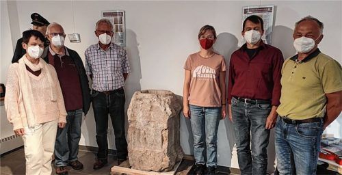 Bei der Übergabe neuer Ausstellungsobjekte: (von links) Obings Zweite Bürgermeisterin Fanni Mayer, Leo Rosenlehner und Vorsitzender Richard Egner von den Heimatfreunden, Diplom-Restauratorin Katharina Meier zu Verl von der Archäologischen Staatssammlung, Bürgermeister Sepp Huber und der Zweite Vorsitzende der Heimatfreunde, Hans Oberlechner. Foto Graichen