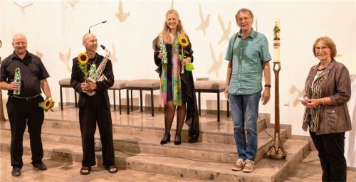 Beim Benefizkonzert wirkten (von links) Herbert Weß an der Orgel, Sebastian Gigglinger am Saxofon und Sieglinde Zehetbauer mit ihrer Sopranstimme mit. Peter Gronau, Vorsitzender von „Matoke“, und Projektleiterin Christa Gromotka freuen sich über die Unterstützung der Musiker und Zuschauer. Foto zehetbauer