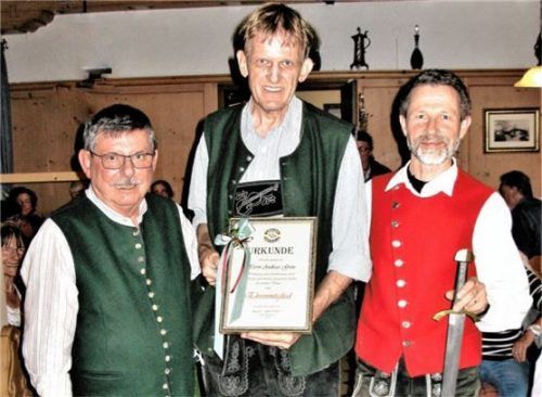 Besondere Auszeichnung: Schriftführer Andreas Grün (Mitte) wurde vom Vorsitzenden Herbert Bogensberger (links) und seinem Stellvertreter Christian Hengstberger zum Ehrenmitglied ernannt.Foto re