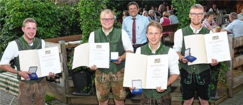 Besonders stolz war Behördenleiter Josef Kobler (hinten), auf die vier Staatspreisträger Stefan Unterblümhuber, Andreas Brey, Johannes Wimmer und Michael Neudecker (von links). Foto Fund