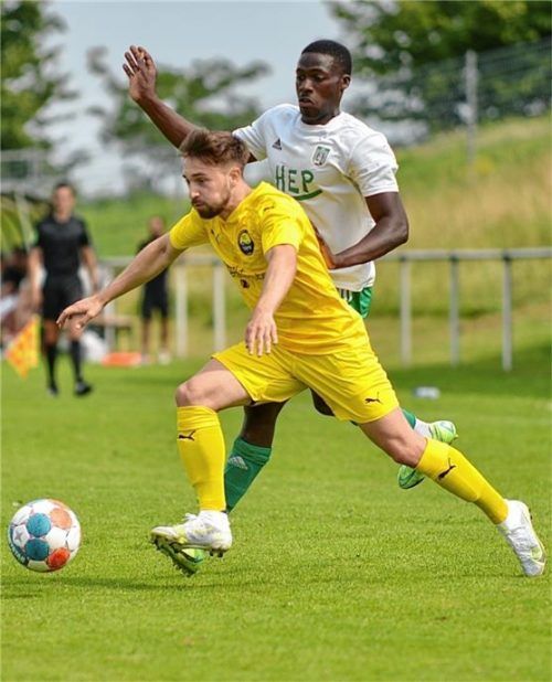 Bitterer Rückschlag: Mittelfeldmotor Armin Mesic musste in der 52. Minute verletzt vom Feld.Foto Jörg Eschenfelder