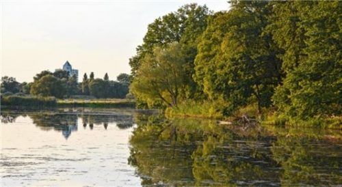Blick auf Schwedt von den Polderwiesen: Hier wurden Deiche mit einer Gesamtlänge von 177 km errichtet.

Foto djd/Tourismus Marketing Uckermark/Anja Warning