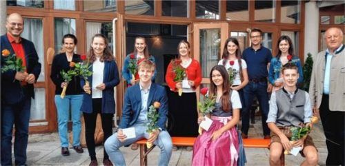 Bürgermeister Christian Glas (rechts) und Jugendbeauftragter Markus Löw (ganz hinten, rechts) gratulieren (von links) den Musiklehrern Günter Ebel und Sabine Kadner sowie den Schülern Johanna Kadner, Annika Ebel, Georg Eisner, Elisabeth Ebel, Alicia Wolf, Anna Niedermaier, Maria Eisner und Manuel Schuster.Foto Kirchner