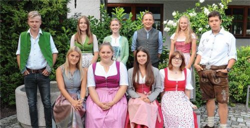 Bürgermeister Daniel Mair und die Frasdorfer Einser-Schüler: (sitzend von links) Amelie Prankl und Verena Mair, Eva Neumayr, Christina Melzner. Stehend von links: Josef Vog- genauer, Miriam Brandstetter, Magdalena Gasbichler, Bürgermeister Daniel Mair, Anna Weber, Nik Ofner.Foto Rehberg