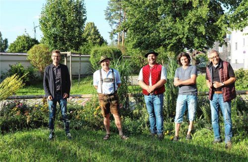 Bürgermeister Karl Mair mit den ersten Stephanskirchner Wiesenmeistern (von links) Hans Milkreiter (1. Preis), Josef Forstner (2. Preis), Josef Zehetmaier (3. Preis) und Manfred Panhans (2. Preis) auf der insektenfreundlichen Wiese am Rathaus. Foto re
