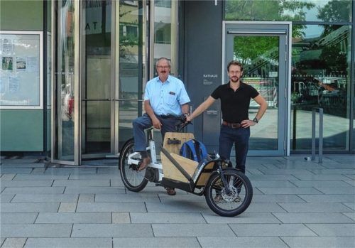 Bürgermeister Peter Kloo (links) und Klimaschutzmanager Martin Roith haben das rund 5300 Euro teure Lastenrad bereits getestet: Ab morgen, Dienstag, haben Bürger die Möglichkeit, das neue Elektro-Lastenrad auszuleihen. Foto Stadtmarketing