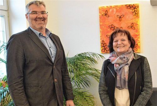 Bürgermeister Ullrich Gaigl verabschiedete seine „rechte Hand“ Annemarie Haunolder in den Vorruhestand. Foto Weingartner