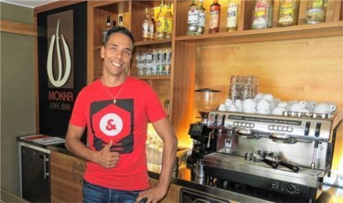 „Café Mokka“-Inhaber Bernhard Elfers kann nach der Wiederöffnung wieder lachen.