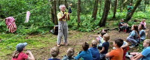 Clown Pippo zeigt den Kindern, wie die Tricks funktionieren. Foto RE