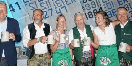 CYC-Vorsitzender Hermann Wimmer, Restaurationswart Werner Schmidt, Tina Lutz, Zweiter Vorsitzender Wolfgang Böttger, Susann Beucke und Auerbräu-Geschäftsführer Thomas Frank (von links).