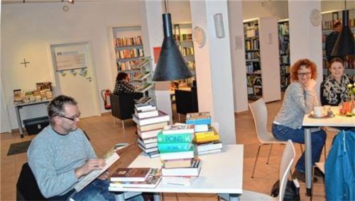 Das Caritas-Buchcafé am Rosenheimer Bahnhof bringt Bücherfreunde und Kaffeeliebhaber zusammen. Foto re