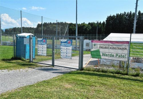 Das Dixi-Klo für die kleinsten Kicker soll nur Provisorium sein, kein Dauerzustand. Eine Toilettenanlage ist geplant. Foto Schlecker