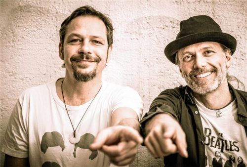 Das Duo „Come together“ unterhält das Publikum mit Evergreens.