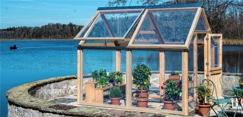 Das Gemüse aus dem eigenen Anbau genießen und dabei auf heimische Herstellung setzen. Die Zusammenarbeit der Firmen aus Siegsdorf und Rosenheim bringt ein Gewächshaus aus regionalen Materialien hervor. Foto RE